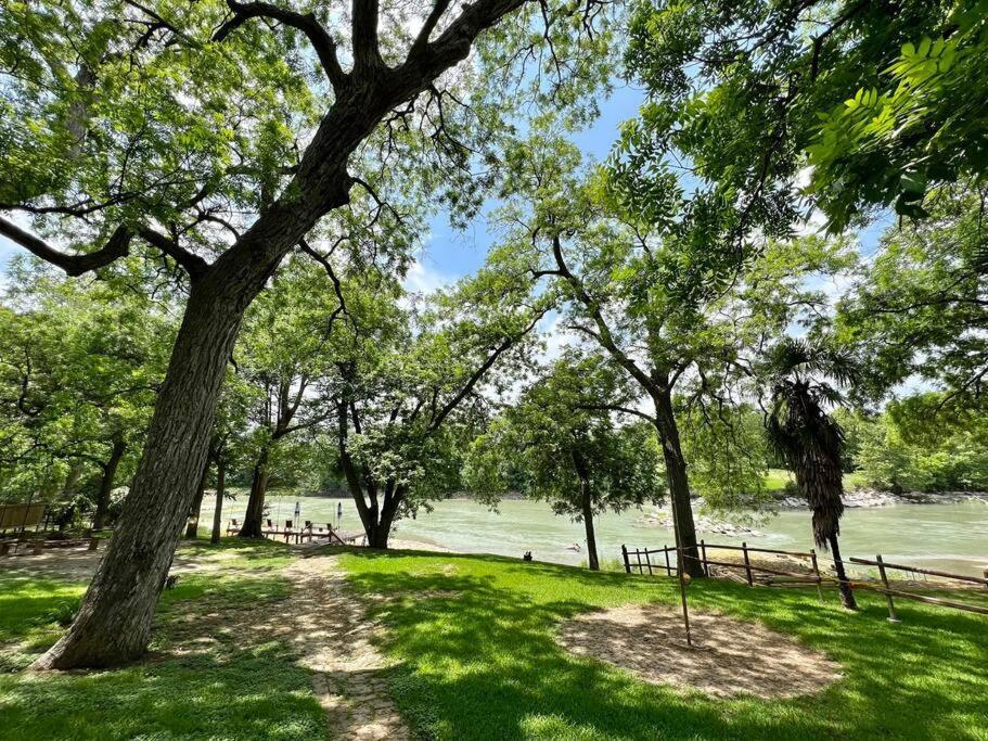 The River Haven - Sleeps 32 - On Guadalupe River Vila Seguin Exterior foto